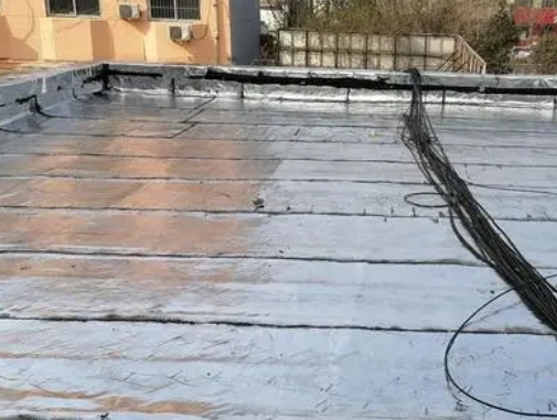 大化卫生间漏水维修公司分享下大化屋面楼顶防水刚性防水层施工要点。